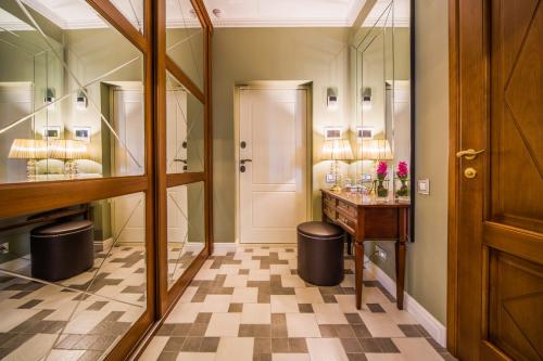 Встроенные распашные шкафы в прихожую. Варианты выбора встроенного шкафа в интерьер прихожей