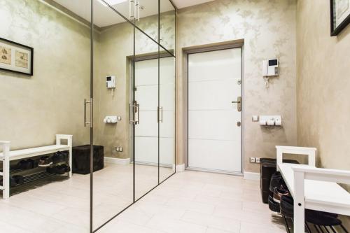 Встроенные распашные шкафы в прихожую. Варианты выбора встроенного шкафа в интерьер прихожей