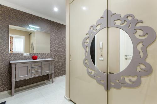 Встроенные распашные шкафы в прихожую. Варианты выбора встроенного шкафа в интерьер прихожей