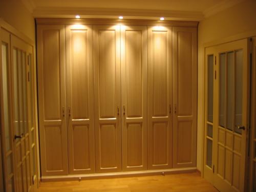 Распашной шкаф в прихожую с зеркалом. Особенности