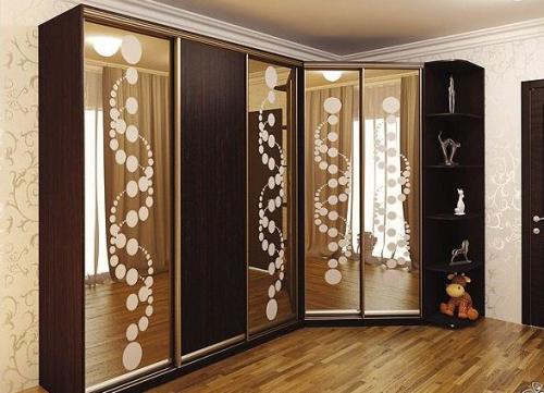 Угловой шкаф в прихожую с зеркалом. Способы оформления фасада