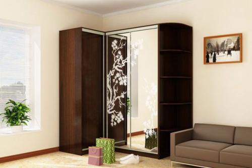 Угловой шкаф в прихожую с зеркалом. Способы оформления фасада