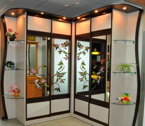 Угловой шкаф в прихожую с зеркалом. Способы оформления фасада