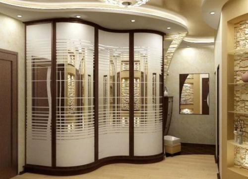 Угловой шкаф в прихожую с зеркалом. Способы оформления фасада