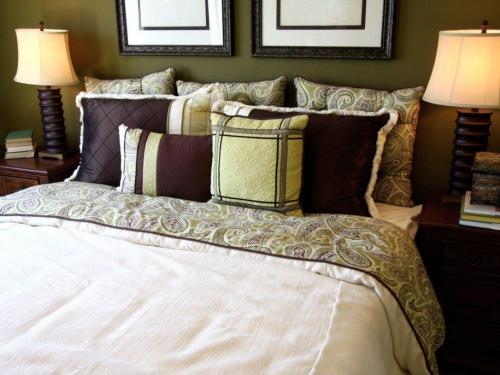 Светлая спальня с темной кроватью. Спальня с темной мебелью: правила выбора цветового оттенка и его сочетание (130 фото)