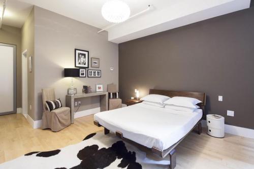 Спальня в бежевых тонах с яркими акцентами. Дизайн спальной комнаты в бежевых тонах с фото