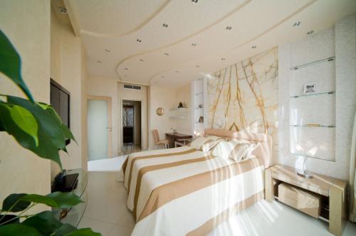 Спальня в бежевых тонах с яркими акцентами. Дизайн спальной комнаты в бежевых тонах с фото