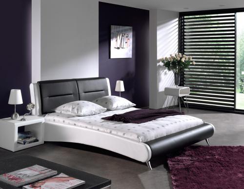 Темная кровать в светлом интерьере. Темный цвет в спальне