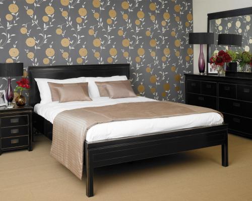 Темная кровать в светлом интерьере. Темный цвет в спальне