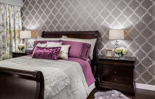 Белая спальня с темной мебелью. Дизайн спальни с темной мебелью