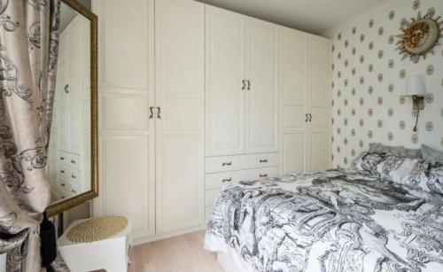 Обои в спальню со светлой мебелью. Цвет