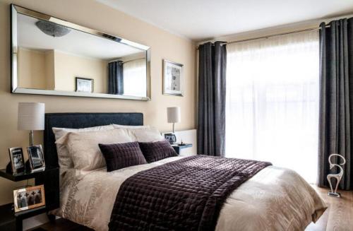 Светлая спальня с темной кроватью. Спальня с темной мебелью: правила выбора цветового оттенка и его сочетание (130 фото)