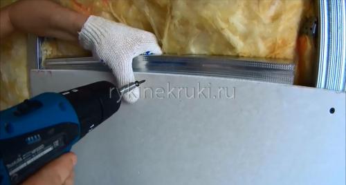 Как крепить гипсокартон к каркасу. Уро.  Как крепить гипсокартон к стене (металлическому каркасу)