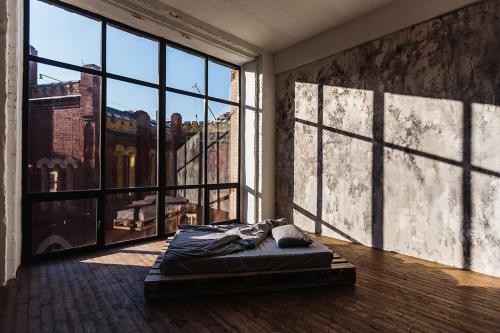 Спальня в серых тонах лофт. Основные особенности спальни в стиле лофт