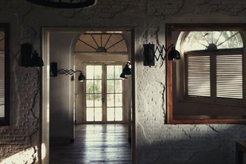 Зеркало напротив окна по фен-шуй. Зеркало напротив окна — к ссоре, что же делать?