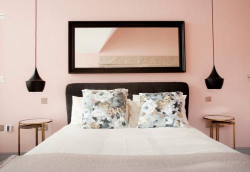 Как можно сделать акцентную стену в спальне. Варианты оформления акцентной стены