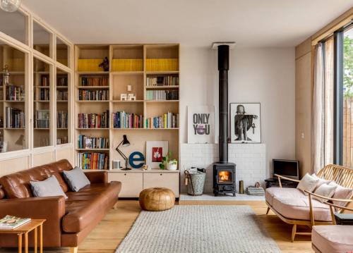 Акцентная стена в прямоугольной комнате. Интерьер прямоугольной гостиной