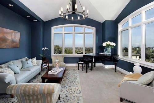Синяя акцентная стена в интерьере. С ЧЕГО НАЧАТЬ ПРОЕКТИРОВАНИЕ БЕЛО-СИНЕЙ ГОСТИНОЙ