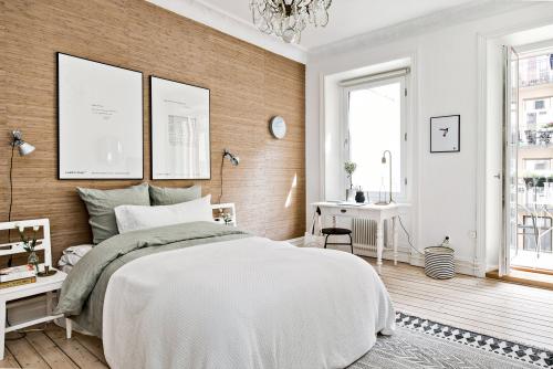 Гостиные с черными стенами и акцентной стеной.. Комната с чёрными стенами, дизайн и оригинальные решения - 45 фото 11