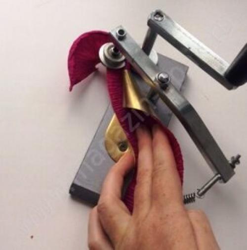 Красивое Сердце из лепестков роз на кровати 02