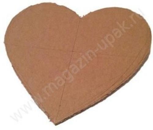 Красивое Сердце из лепестков роз на кровати 01