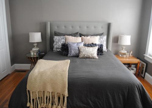 Красивое Сердце из лепестков роз на кровати 07