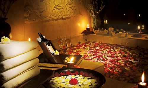 Крупным Планом лепестки роз на кровати. Украшение комнаты для романтического вечера цветами