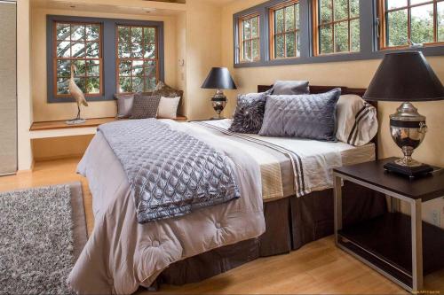 Романтические моменты: как создать идеальную кровать с лепестками роз 02