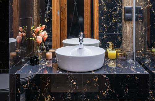 Как украсить комнату лепестками роз: пошаговое руководство 02