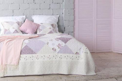 Романтические моменты: как создать идеальную кровать с лепестками роз 08