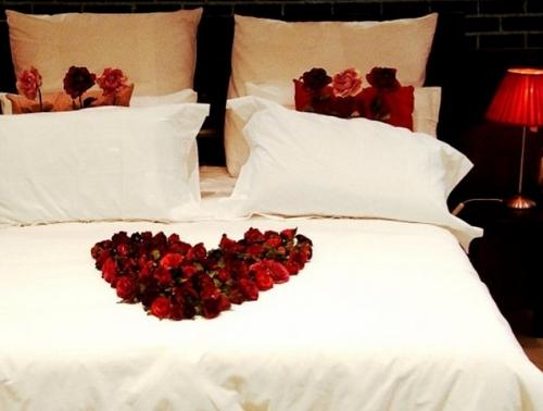Как лепестки роз могут улучшить интимную обстановку. Украшение комнаты для романтического вечера цветами