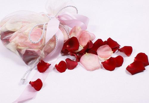 Как долго сохраняются свежие лепестки роз на кровати. Как сохранить лепестки роз и других цветов?