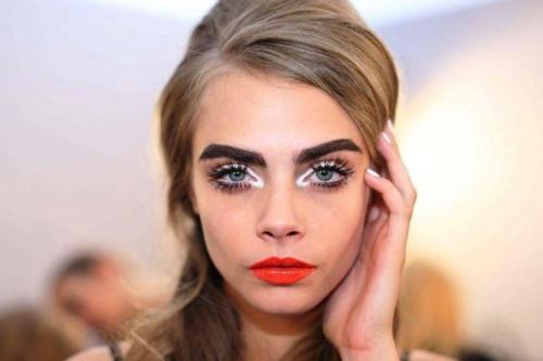 Можно ли добавить личные штрихи, чтобы сделать вечер особенным. Ошибки вечернего макияжа