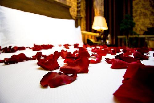 Лепестки роз на кровати: 10 лучших идей для романтического настроения 05