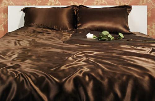 Какое освещение лучше всего подходит для романтической спальни. Как оформить романтическую спальню?