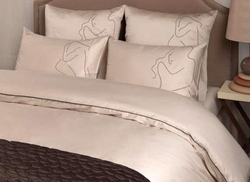 Какое освещение лучше всего подходит для романтической спальни. Как оформить романтическую спальню?