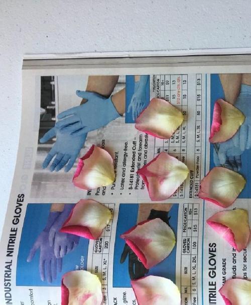 Лепестки роз на кровати и свечи: как создать романтическую атмосферу 06