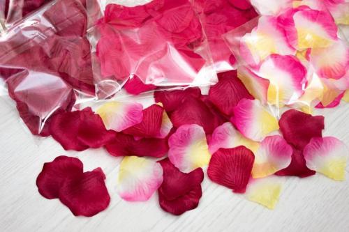 Лепестки роз на кровати и свечи: как создать романтическую атмосферу 05