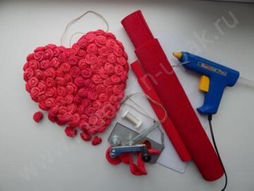 Создай романтическую атмосферу: как сделать сердце из лепестков на кровати 02