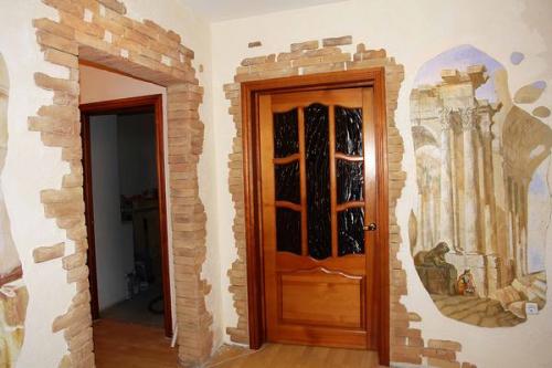 В каких помещениях лучше использовать каменные обои. Разные виды обоев для коридора