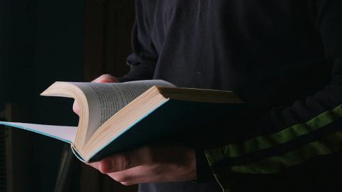 Может ли плохое освещение негативно сказаться на зрении ребенка. Почему не стоит читать при плохом освещении?