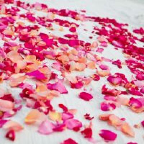 Лепестки роз в спальне: как создать романтическую атмосферу 02 Лепестки роз в спальне: как создать романтическую атмосферу 02