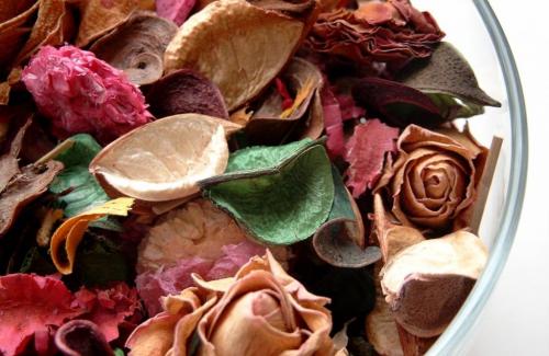 Как создать романтическую обстановку: кровать с лепестками роз и свечами 15