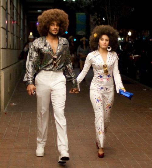 Как создать романтическую обстановку: кровать с лепестками роз и свечами 03