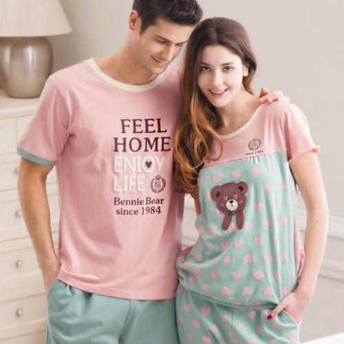 Как создать романтическую обстановку: кровать с лепестками роз и свечами 01