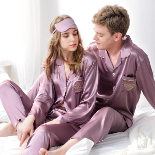 Как создать романтическую обстановку: кровать с лепестками роз и свечами 02