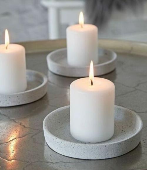 Как создать романтическую обстановку: кровать с лепестками роз и свечами 09