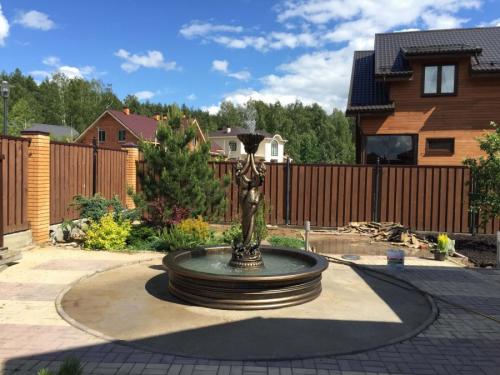 Фонтан во дворе частного дома. Садовые фонтаны: идеи для ландшафтного дизайна и стильного оформления участка (95 фото)