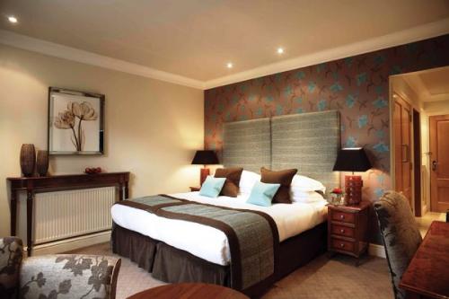 Идеальный цвет обоев для спальни. Способ №1: ориентируемся на яркость и размеры комнаты