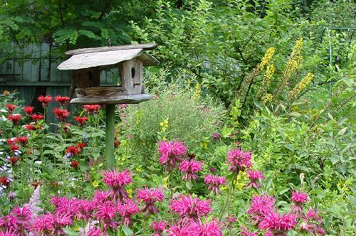 Какие материалы чаще всего используются для создания малых архитектурных форм на загородном участке. Штучки для птиц